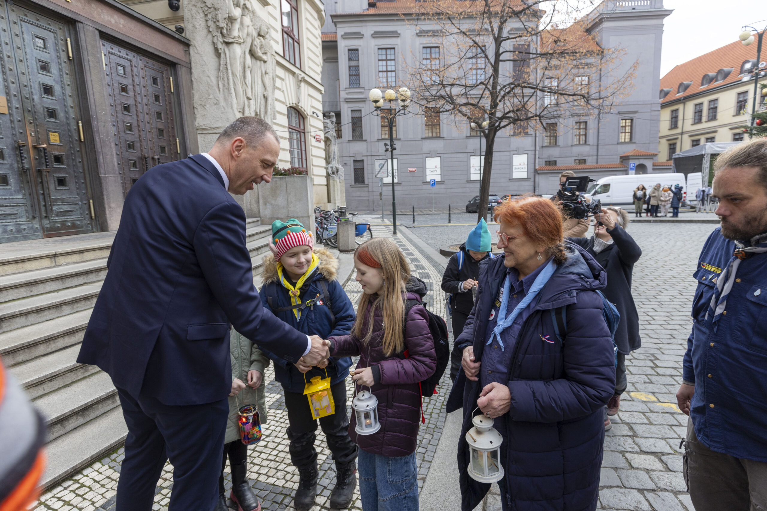 Na Mariánském náměstí se rozhořelo Betlémské světlo