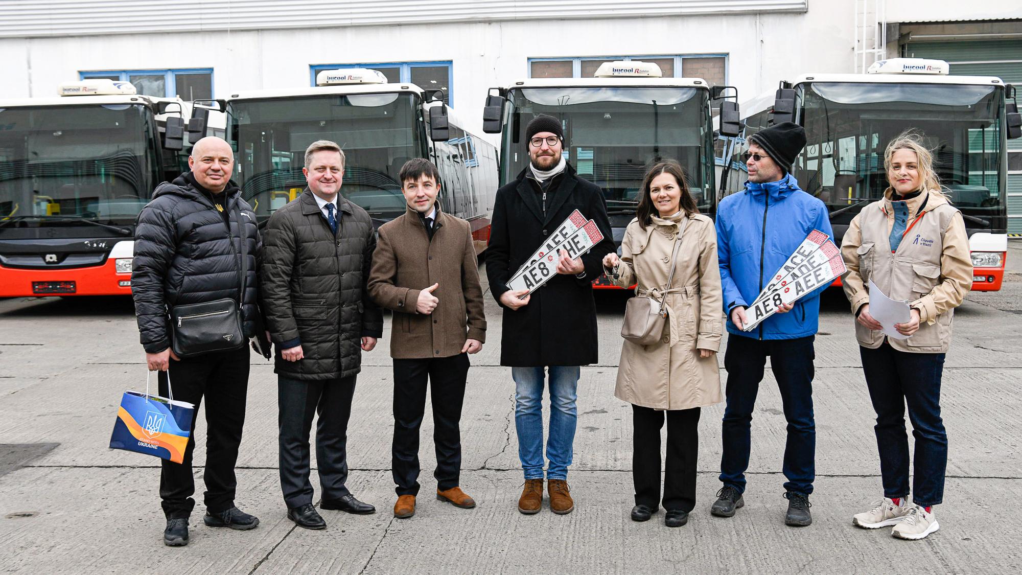 Praha a Dopravní podnik hl. m. Prahy letos darovaly pěti ukrajinským městům celkem 30 autobusů